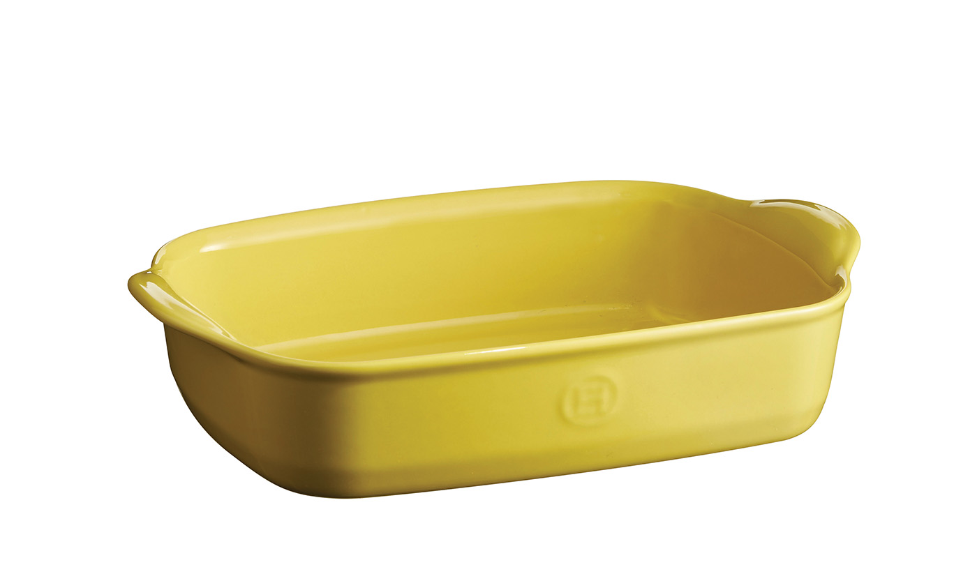 small glass baking dish with lid