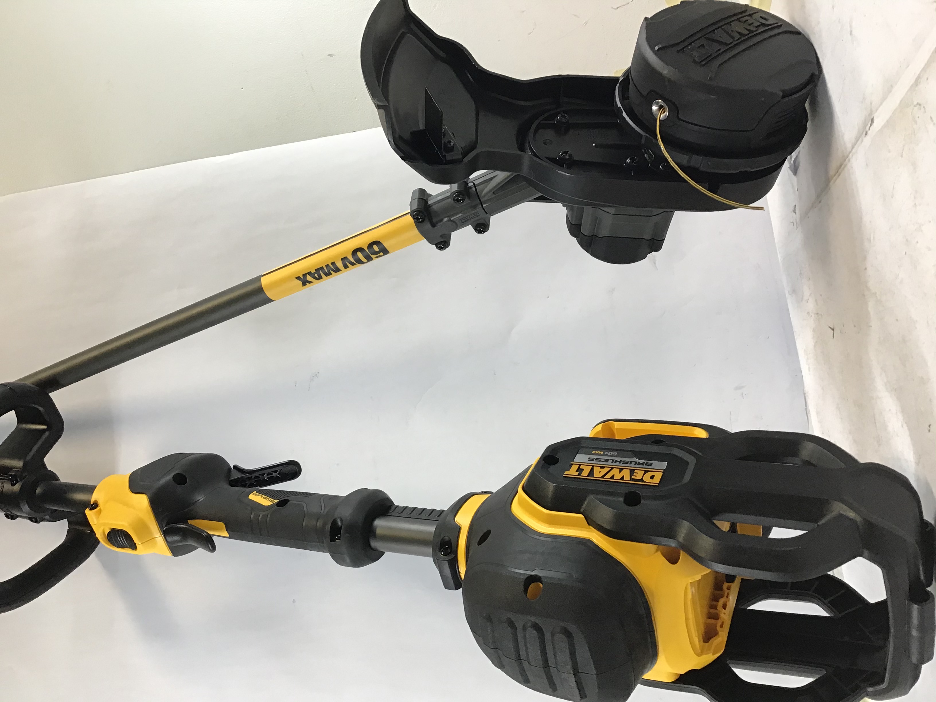 DEWALT FLEXVOLT 60V MAX String Trimmer, Brushless, 15Inch,(DCST970)(L